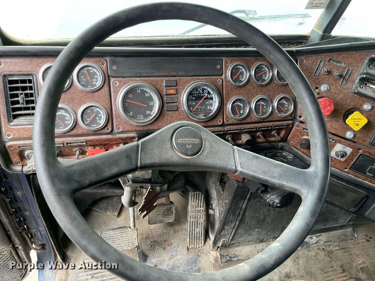 image for item MR9070 2007 Freightliner FLD  semi truck