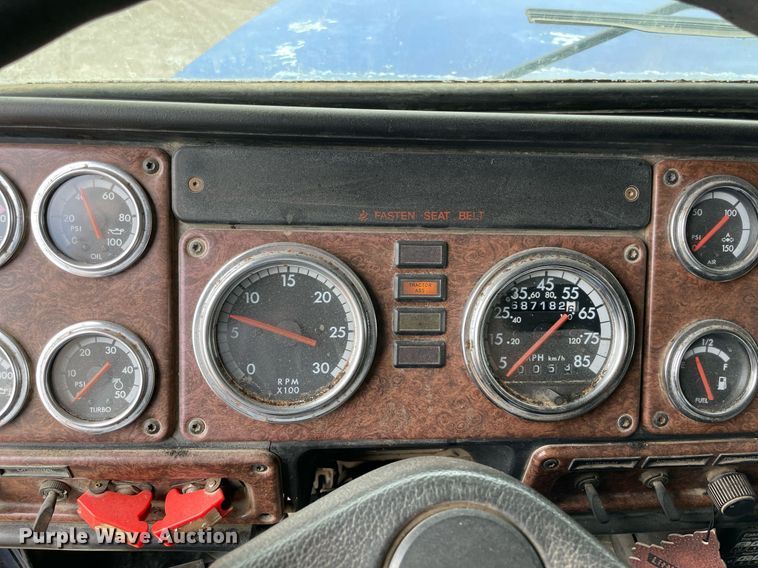 image for item MR9070 2007 Freightliner FLD  semi truck