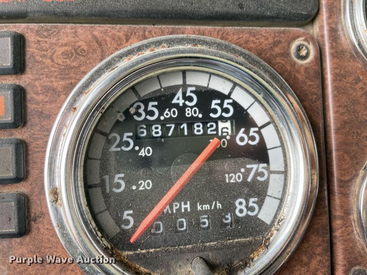 image for item MR9070 2007 Freightliner FLD  semi truck