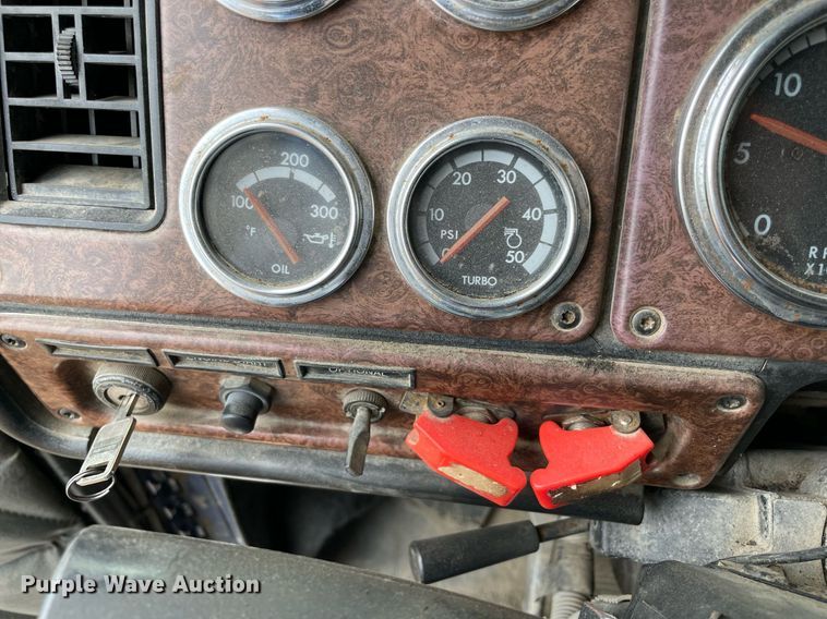 image for item MR9070 2007 Freightliner FLD  semi truck