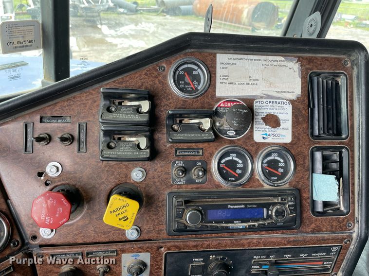 image for item MR9070 2007 Freightliner FLD  semi truck