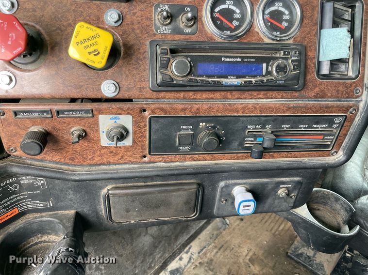 image for item MR9070 2007 Freightliner FLD  semi truck