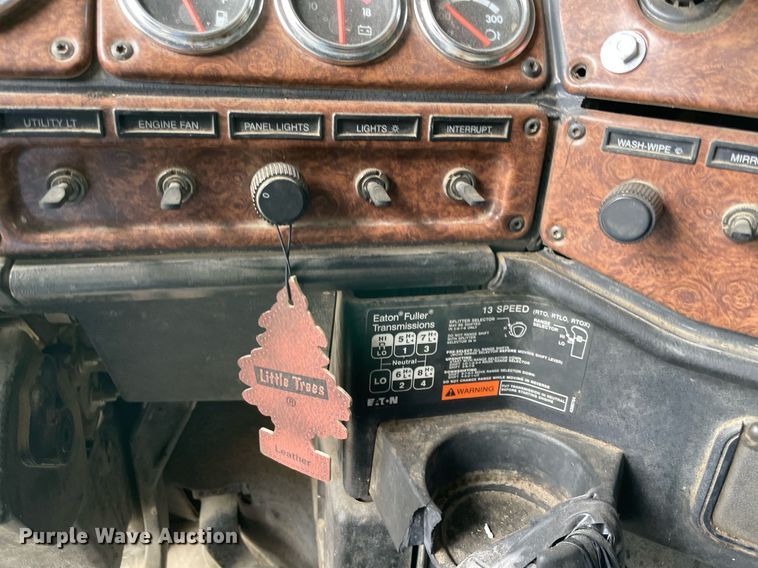 image for item MR9070 2007 Freightliner FLD  semi truck