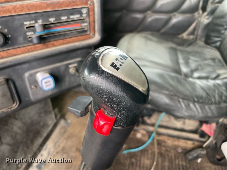 image for item MR9070 2007 Freightliner FLD  semi truck