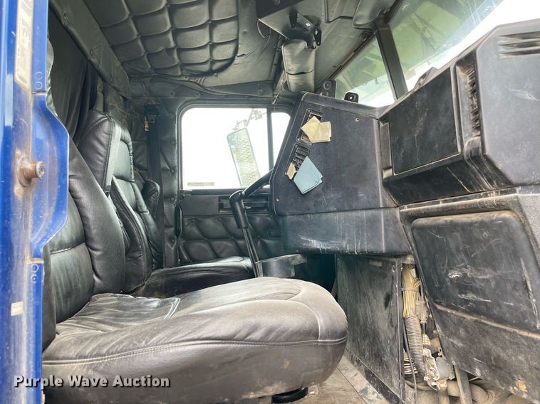 image for item MR9070 2007 Freightliner FLD  semi truck