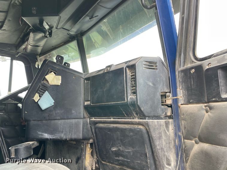 image for item MR9070 2007 Freightliner FLD  semi truck