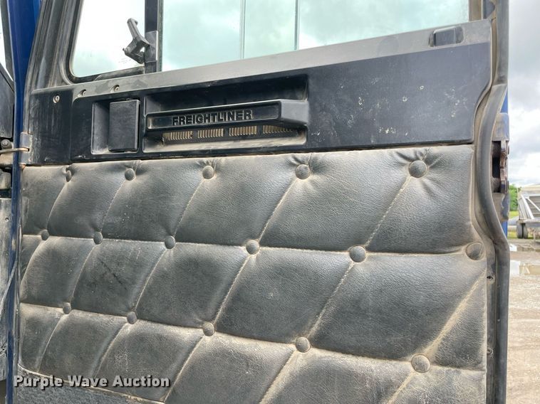 image for item MR9070 2007 Freightliner FLD  semi truck