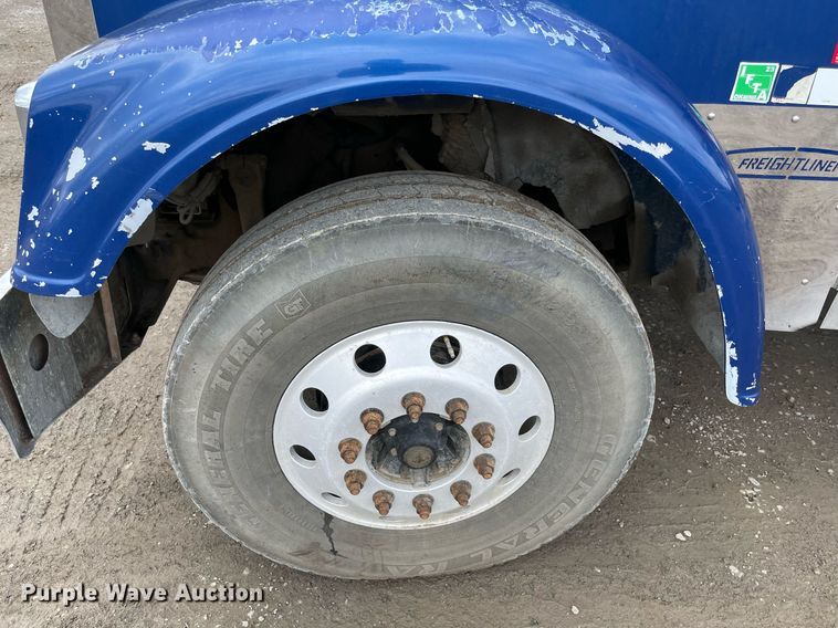 image for item MR9070 2007 Freightliner FLD  semi truck