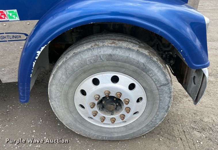 image for item MR9070 2007 Freightliner FLD  semi truck