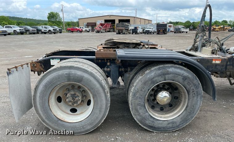 image for item MR9070 2007 Freightliner FLD  semi truck