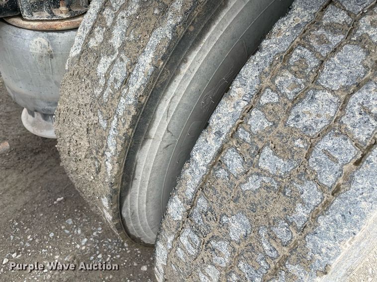 image for item MR9070 2007 Freightliner FLD  semi truck