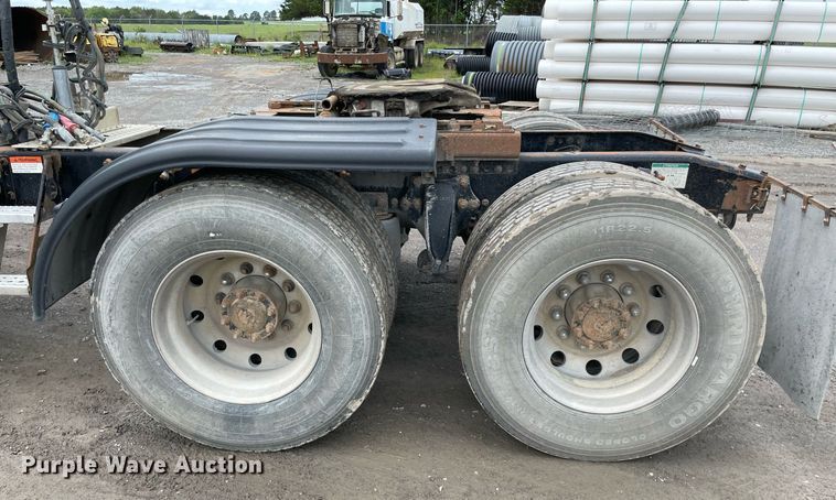 image for item MR9070 2007 Freightliner FLD  semi truck