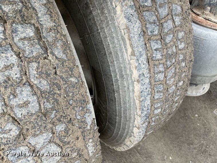 image for item MR9070 2007 Freightliner FLD  semi truck