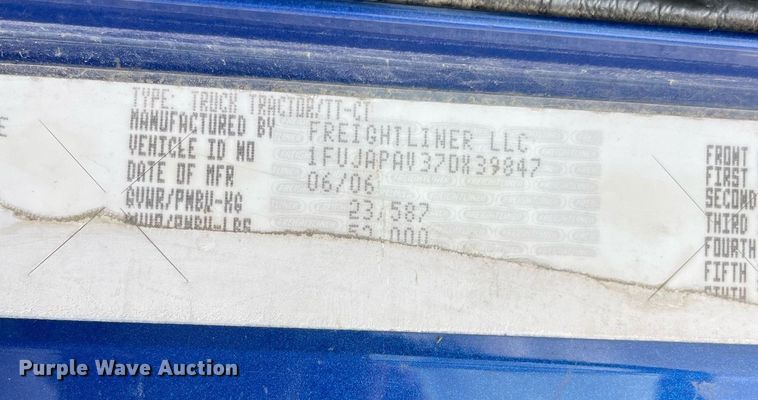 image for item MR9070 2007 Freightliner FLD  semi truck