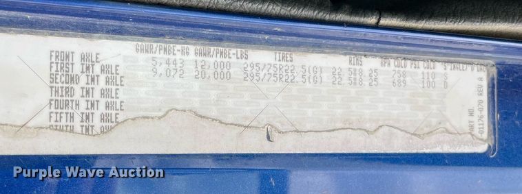 image for item MR9070 2007 Freightliner FLD  semi truck