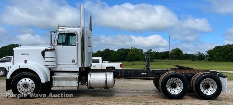 image for item MR9080 1992 Kenworth W900  semi truck