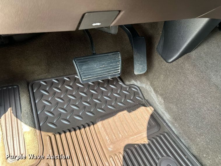 image for item AF9724 2015 GMC Sierra 1500 SLT  Crew Cab pickup truck