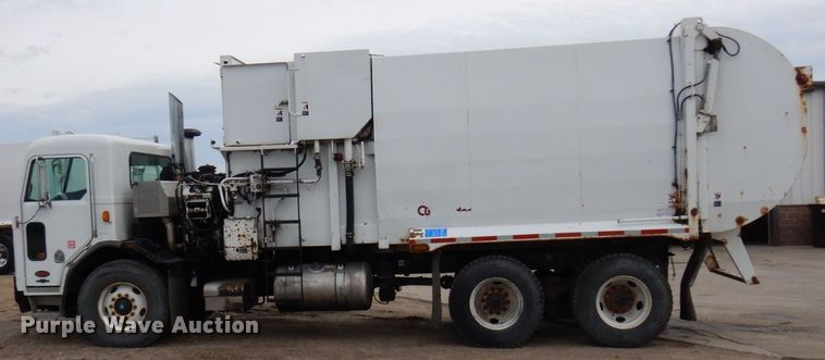 image for item AF9733 2009 Peterbilt PB320  refuse truck