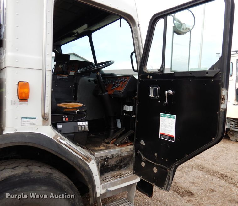 image for item AF9733 2009 Peterbilt PB320  refuse truck