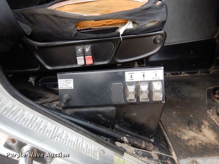 image for item AF9733 2009 Peterbilt PB320  refuse truck