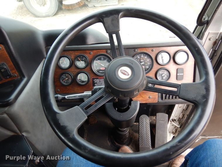 image for item AF9733 2009 Peterbilt PB320  refuse truck