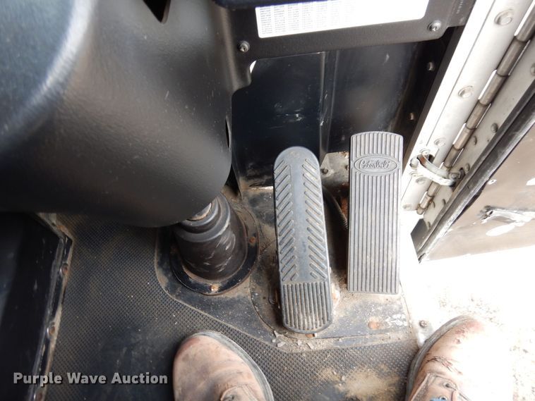 image for item AF9733 2009 Peterbilt PB320  refuse truck