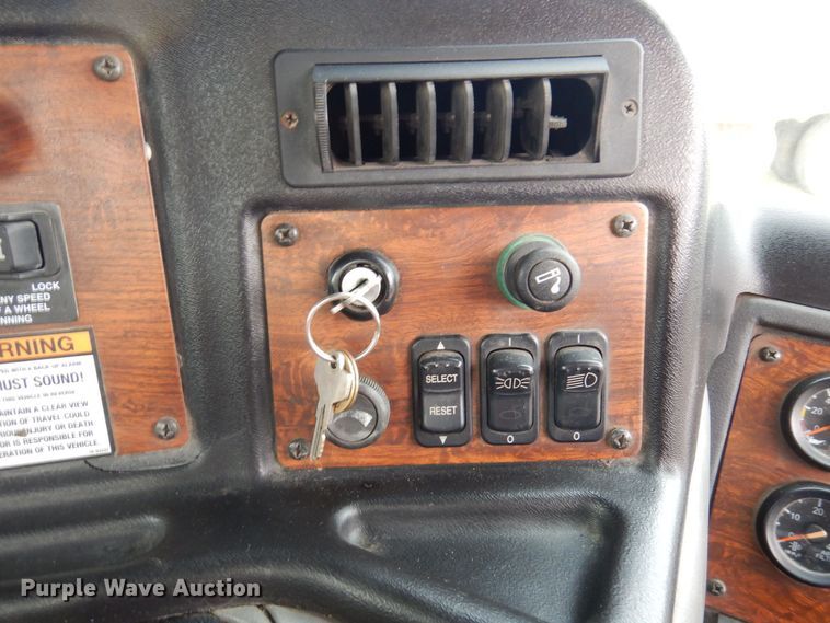 image for item AF9733 2009 Peterbilt PB320  refuse truck