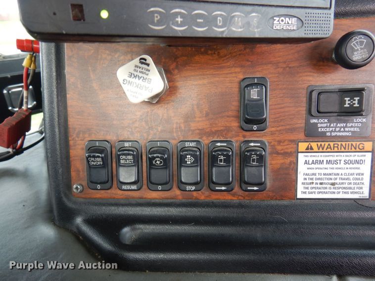 image for item AF9733 2009 Peterbilt PB320  refuse truck