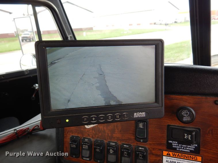 image for item AF9733 2009 Peterbilt PB320  refuse truck