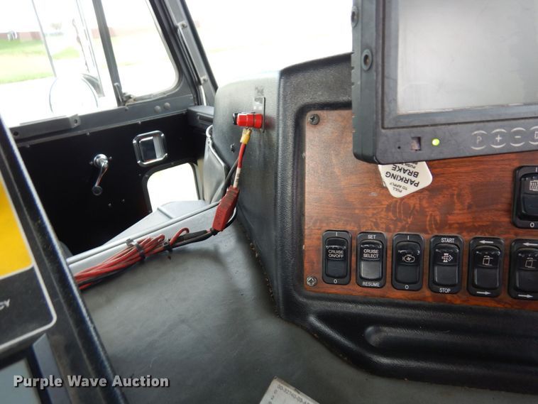 image for item AF9733 2009 Peterbilt PB320  refuse truck