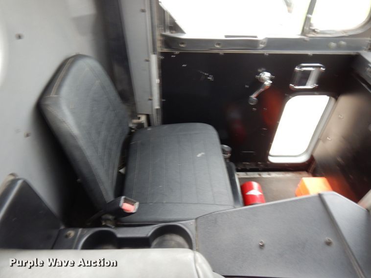 image for item AF9733 2009 Peterbilt PB320  refuse truck