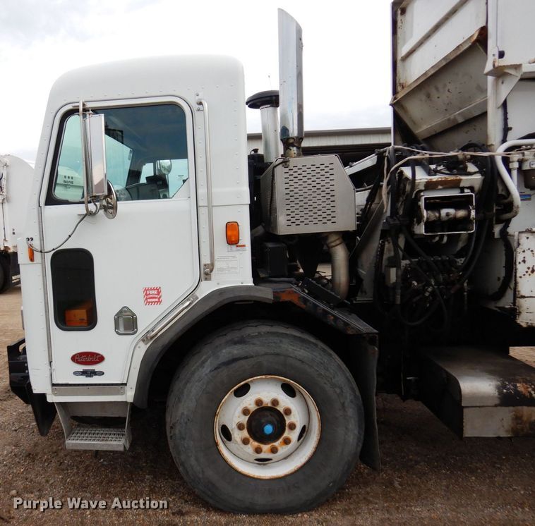 image for item AF9733 2009 Peterbilt PB320  refuse truck