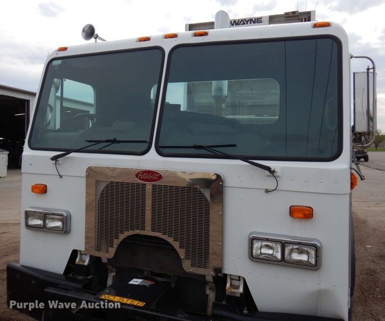 image for item AF9733 2009 Peterbilt PB320  refuse truck