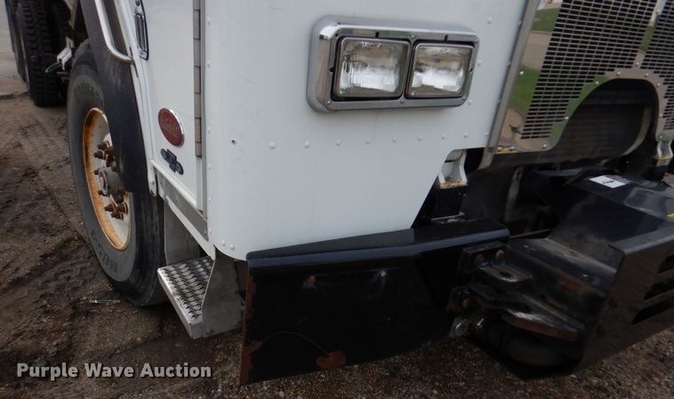 image for item AF9733 2009 Peterbilt PB320  refuse truck