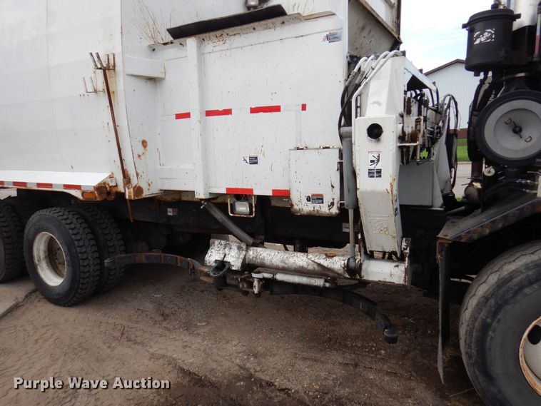 image for item AF9733 2009 Peterbilt PB320  refuse truck