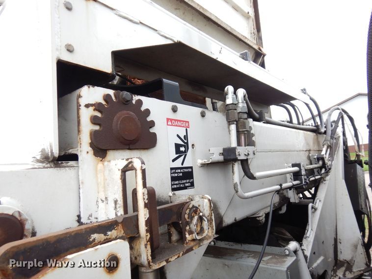 image for item AF9733 2009 Peterbilt PB320  refuse truck