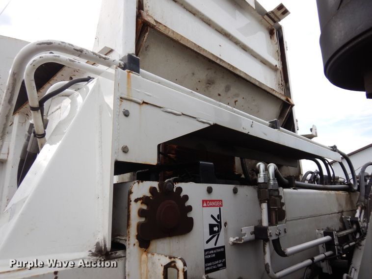 image for item AF9733 2009 Peterbilt PB320  refuse truck