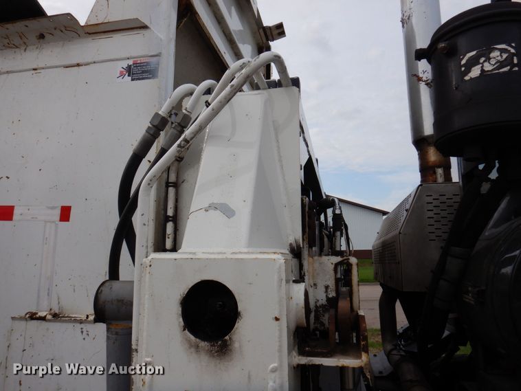 image for item AF9733 2009 Peterbilt PB320  refuse truck