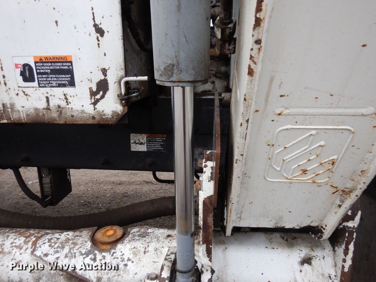 image for item AF9733 2009 Peterbilt PB320  refuse truck