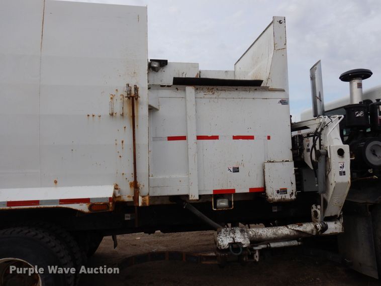 image for item AF9733 2009 Peterbilt PB320  refuse truck