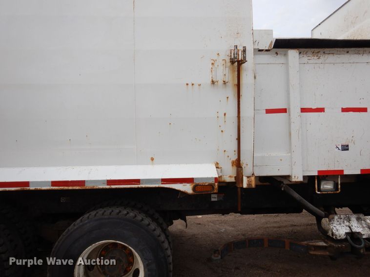 image for item AF9733 2009 Peterbilt PB320  refuse truck