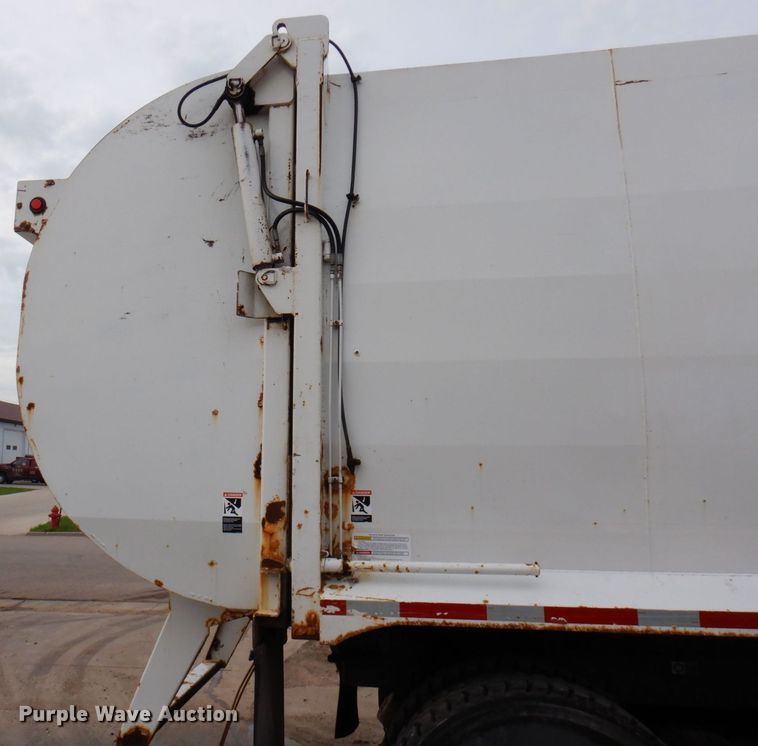 image for item AF9733 2009 Peterbilt PB320  refuse truck