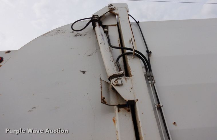 image for item AF9733 2009 Peterbilt PB320  refuse truck