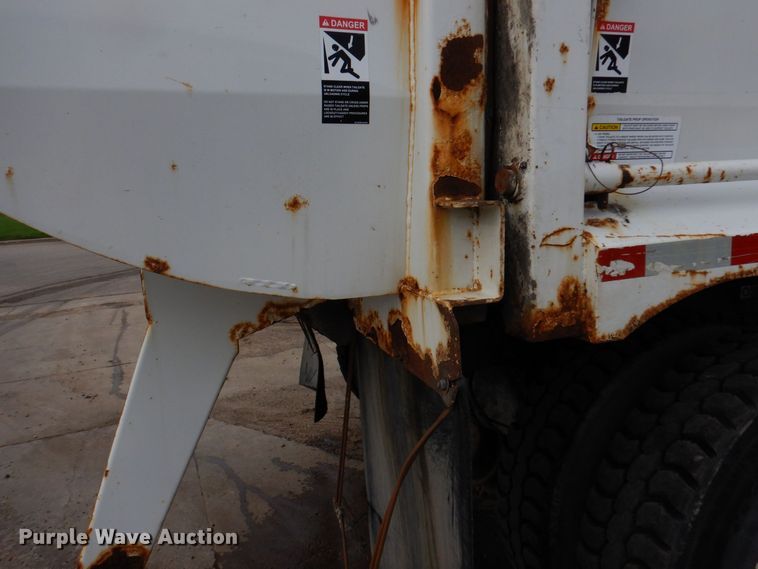 image for item AF9733 2009 Peterbilt PB320  refuse truck