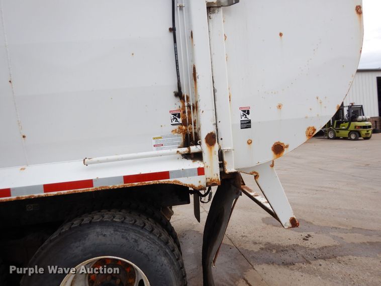 image for item AF9733 2009 Peterbilt PB320  refuse truck