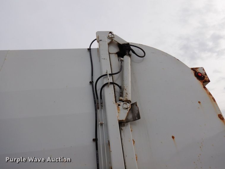 image for item AF9733 2009 Peterbilt PB320  refuse truck