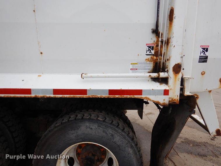 image for item AF9733 2009 Peterbilt PB320  refuse truck