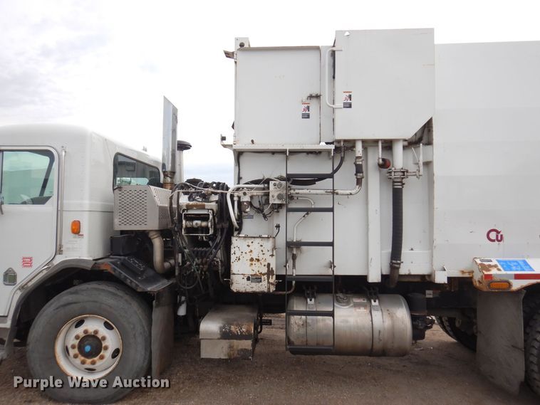 image for item AF9733 2009 Peterbilt PB320  refuse truck