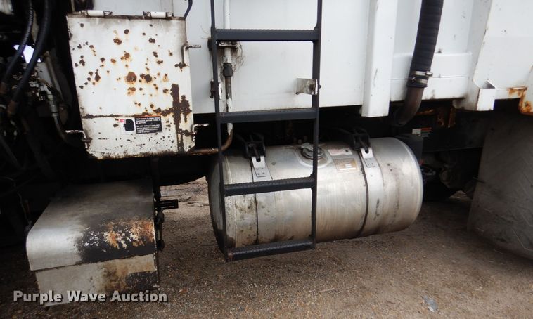 image for item AF9733 2009 Peterbilt PB320  refuse truck