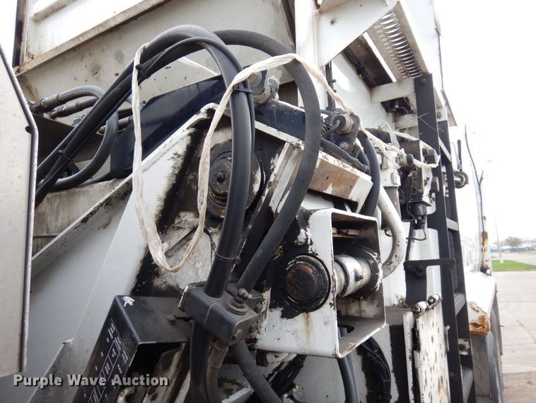 image for item AF9733 2009 Peterbilt PB320  refuse truck